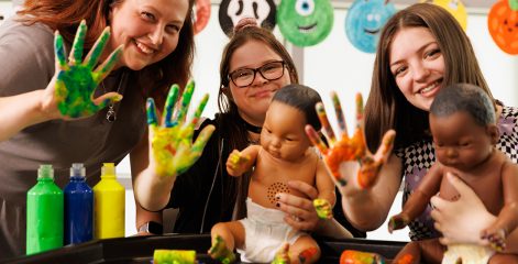 Students learning about art therapy