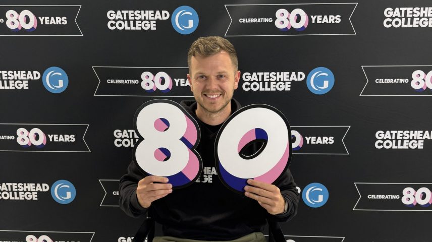 A man holding an 8 and a 0